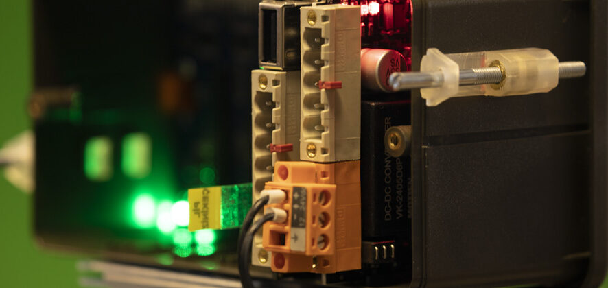 Индикатори и контролни устройства